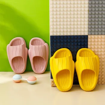 2022 uus laste sandaalid suvel värviga cartoon paks alt mittelibiseva vannituba siseruumides plastikust sussid YY-12